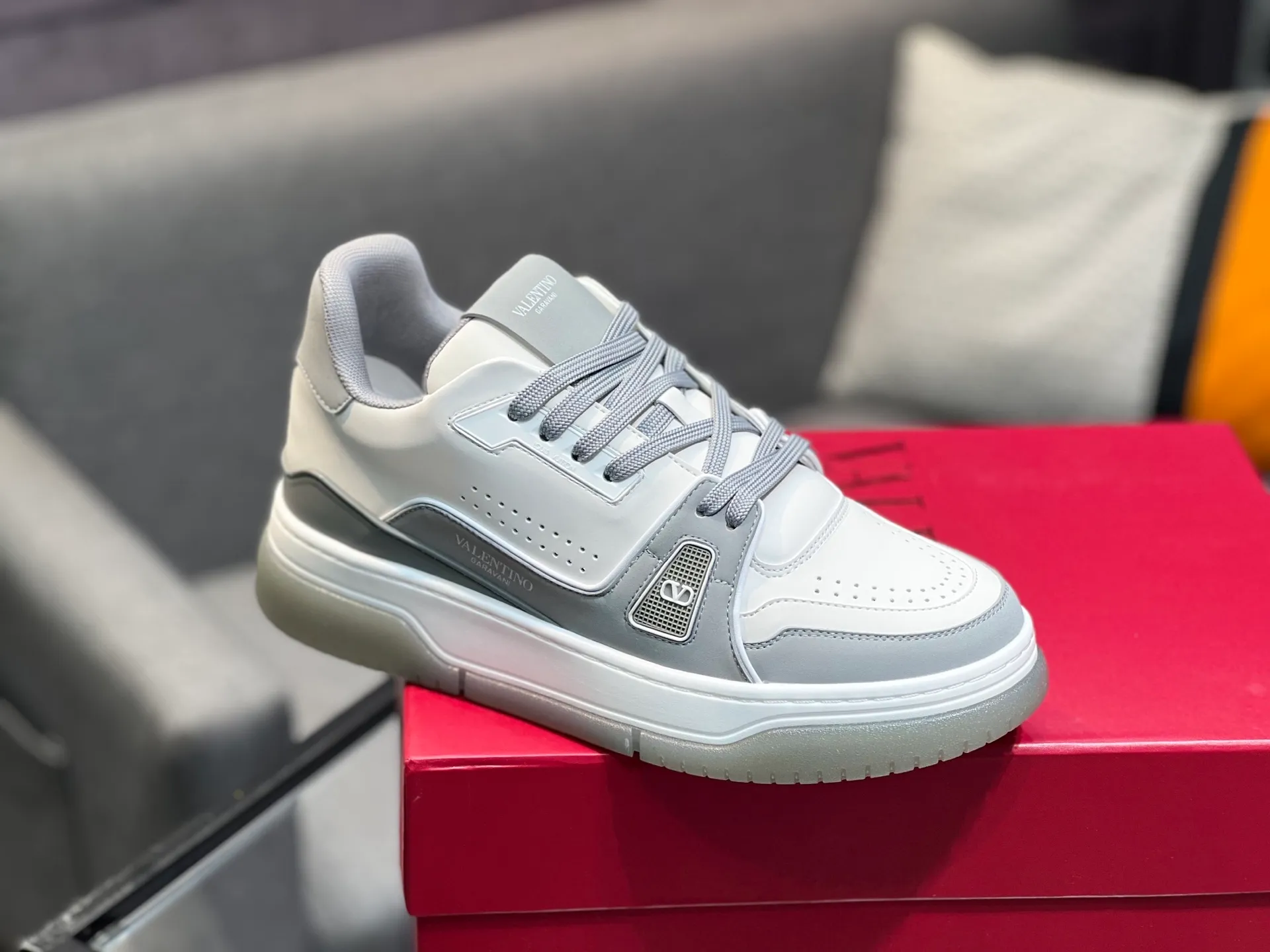 Men's Men's Shoes 💰660 Valentino 2023 early autumn new star shoes are now online! Wang Hedi and Ren Jialun have been worn by many celebrities. Who can refuse the same couple shoes as Wang Hedi! The design of Stars Stab My Heart is cool and spicy. The material of the shoes is cowhide, and every color is beautiful! Size 35-40, men’s size 39-44 (women’s 41, men’s 38, 45🉑️customized)